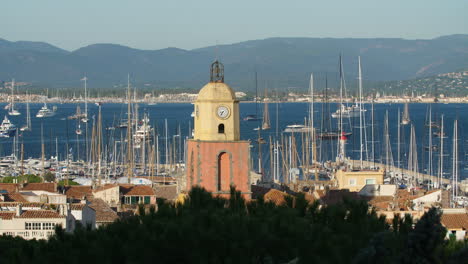 Glockenturm-Notre-Dame-de-l&#39;Assomption-Saint-Tropez-Frankreich-Mit-Booten